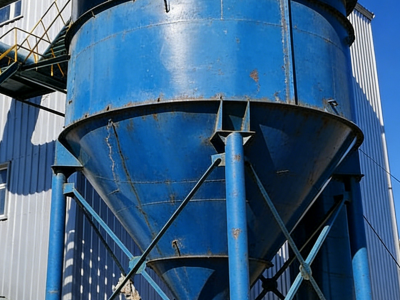 今日给蓄电池企业维护了一套老ZC机械回转反吹扁布袋除尘器更换布袋